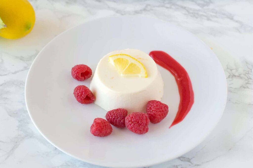 Lemon panna cotta dengan saus raspberry