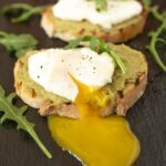 Roti panggang alpukat dan artichoke dengan telur rebus