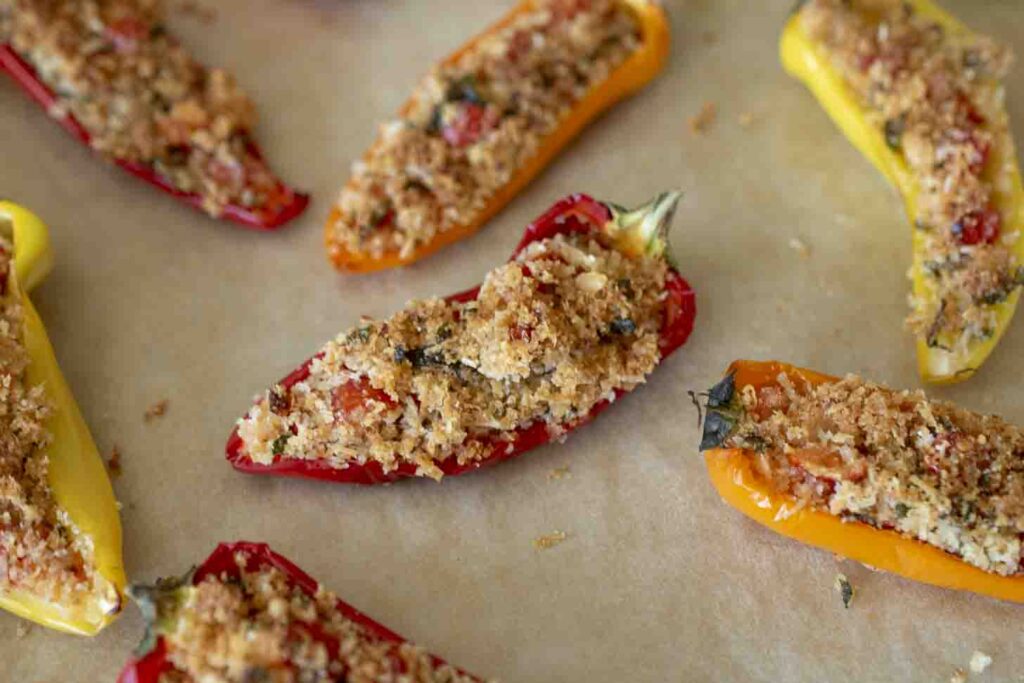Paprika bayi isi yang dipanggang di oven dengan parmesan dan remah roti