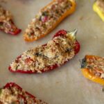 Paprika bayi isi yang dipanggang di oven dengan parmesan dan remah roti