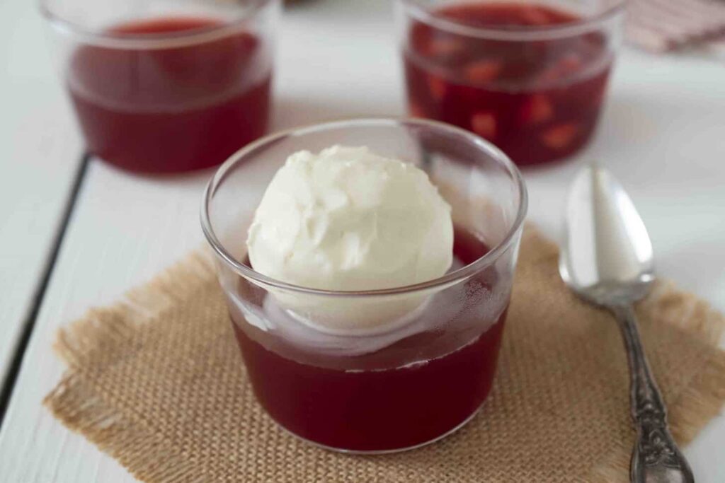 Jeli Inggris dan es krim (makanan penutup retro klasik)
