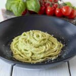 Daun bawang, zucchini krim, dan saus pasta basil