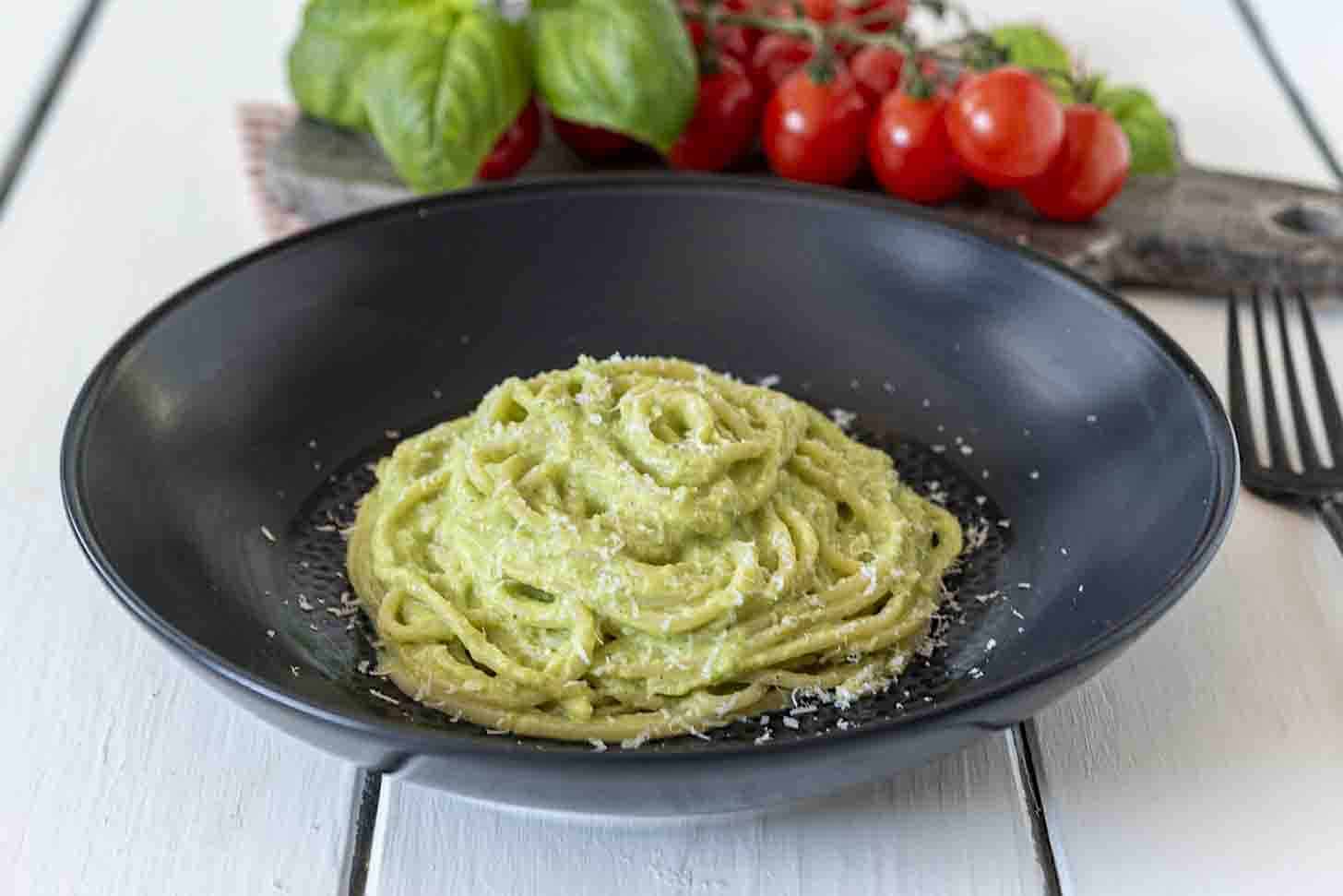 Daun bawang, zucchini krim, dan saus pasta basil